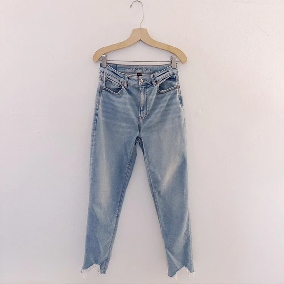 American Eagle Mom Jeans Sharkbite Hem Light Wash Denim Slim Straight - Picture 9 of 9